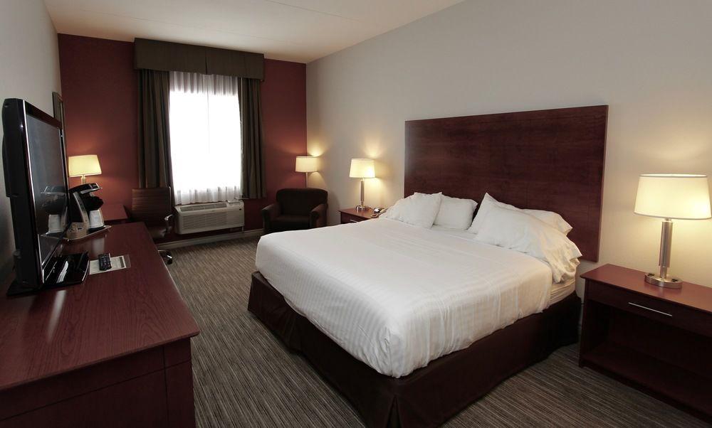 Holiday Inn Express Hotel & Suites 1000 Islands - Gananoque By Ihg Exterior photo