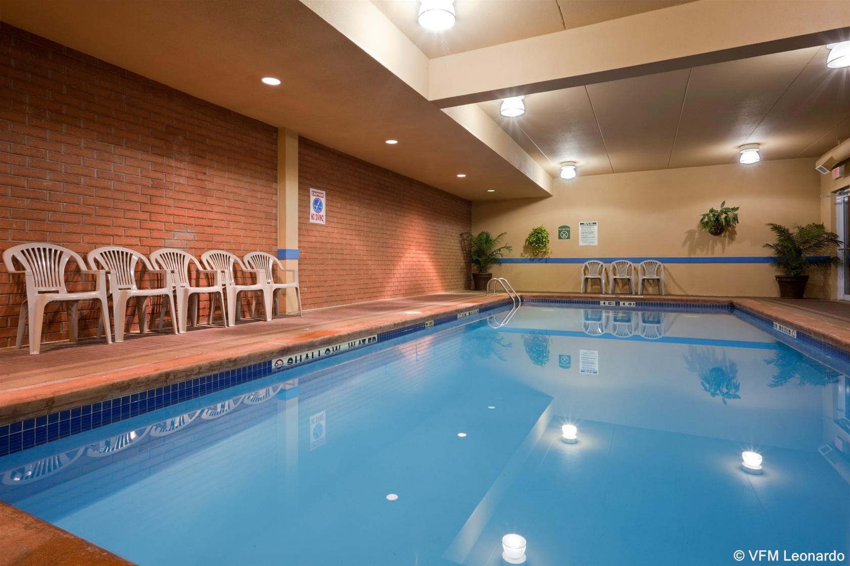 Holiday Inn Express Hotel & Suites 1000 Islands - Gananoque By Ihg Exterior photo