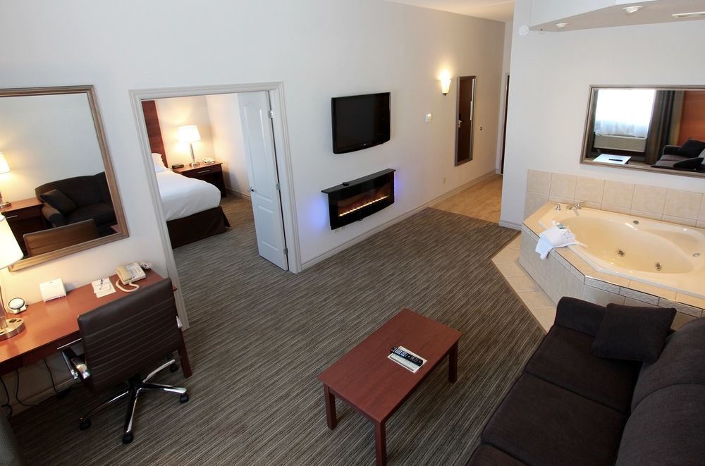 Holiday Inn Express Hotel & Suites 1000 Islands - Gananoque By Ihg Exterior photo