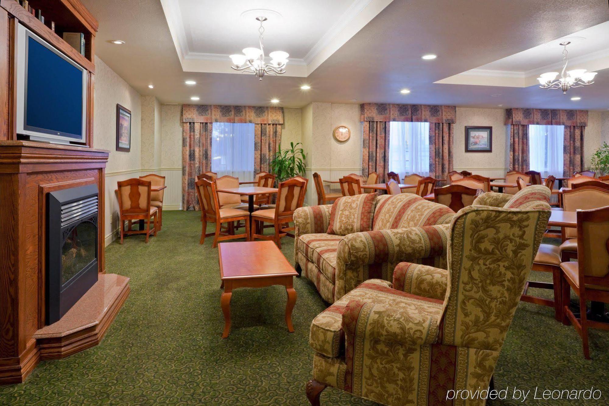 Holiday Inn Express Hotel & Suites 1000 Islands - Gananoque By Ihg Exterior photo