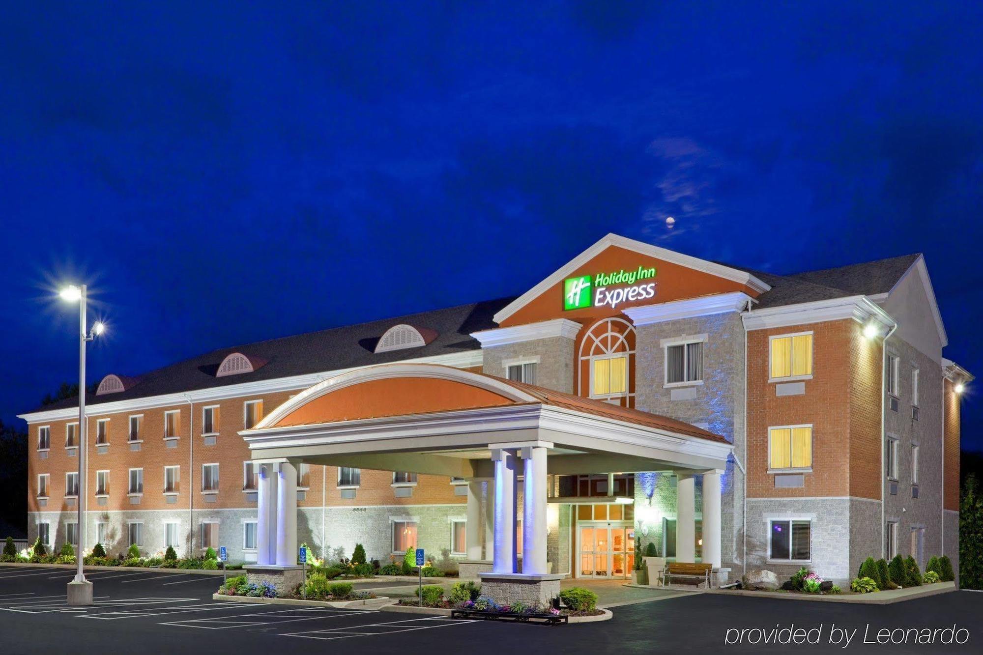 Holiday Inn Express Hotel & Suites 1000 Islands - Gananoque By Ihg Exterior photo