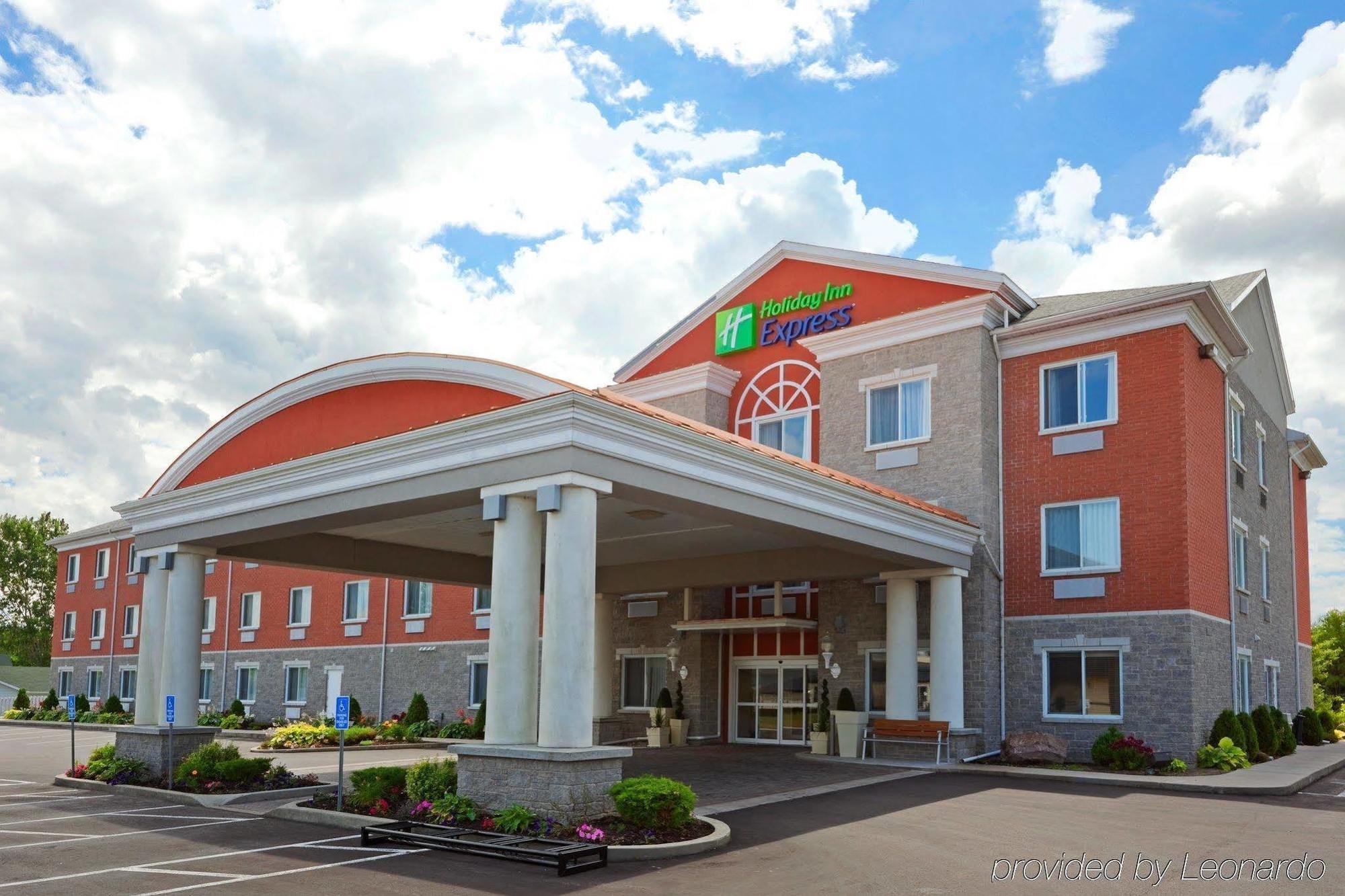 Holiday Inn Express Hotel & Suites 1000 Islands - Gananoque By Ihg Exterior photo