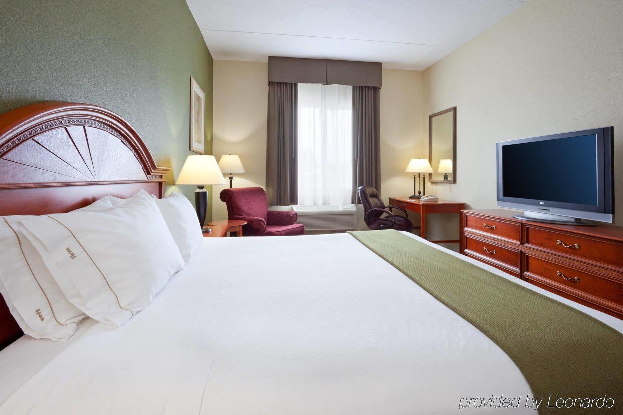 Holiday Inn Express Hotel & Suites 1000 Islands - Gananoque By Ihg Exterior photo